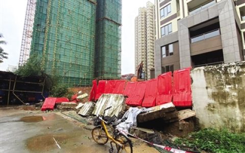 围墙突然倒塌多车被砸