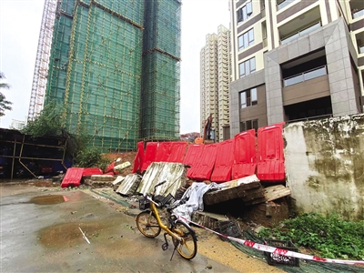 围墙突然倒塌多车被砸