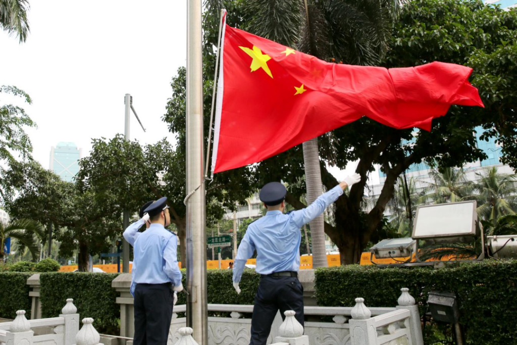 中秋国庆长假后首个工作日 海南各地税务机关举行升国旗仪式