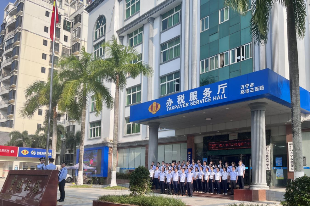 中秋国庆长假后首个工作日 海南各地税务机关举行升国旗仪式