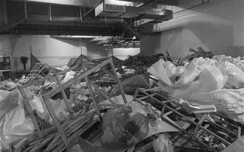 地下停车场变“垃圾场”