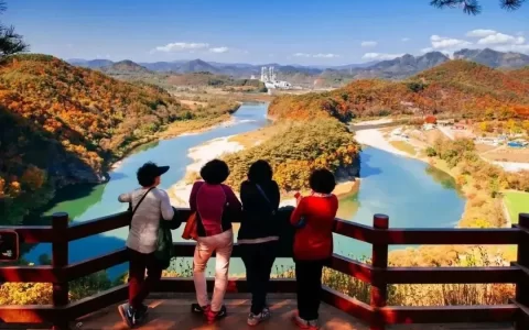 人在张家界，被韩国人包围