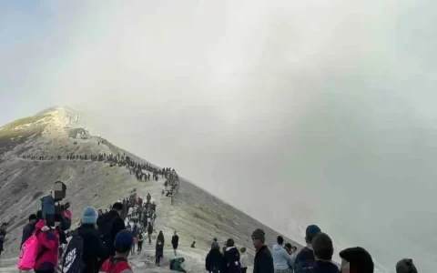 月薪几万，放假才能去爬火山？