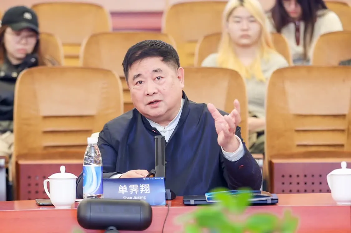 中国文物学会会长、故宫博物院学术委员会主任、故宫博物院原院长单霁翔