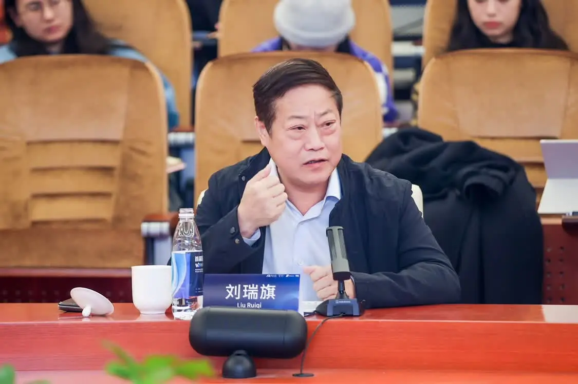 中国传媒大学擘雅品牌研究院名誉院长刘瑞旗