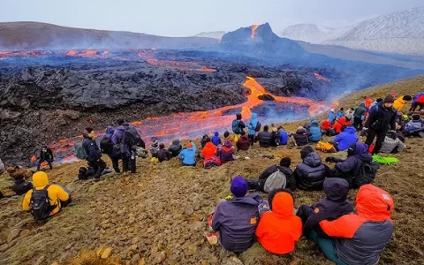 冰岛进入地震紧急状态，火山灰阴影再次笼罩全球航空业
