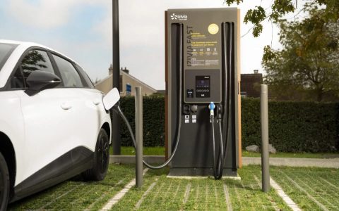 法国麦当劳推出 150-200kW 电动汽车充电器