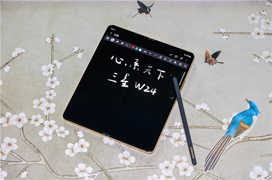 创新无界 经典流芳 心系天下三星W24｜W24 Flip锻铸精英之选