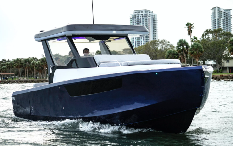 动察：另辟蹊径，蓝色创新公司的 800 马力全电动 R30 游艇