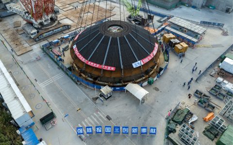 全球首个陆上模块化小型核反应堆玲龙一号外穹顶吊装完成