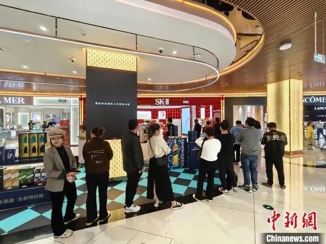 海南离岛免税春节消费升温 免税店促销迎客