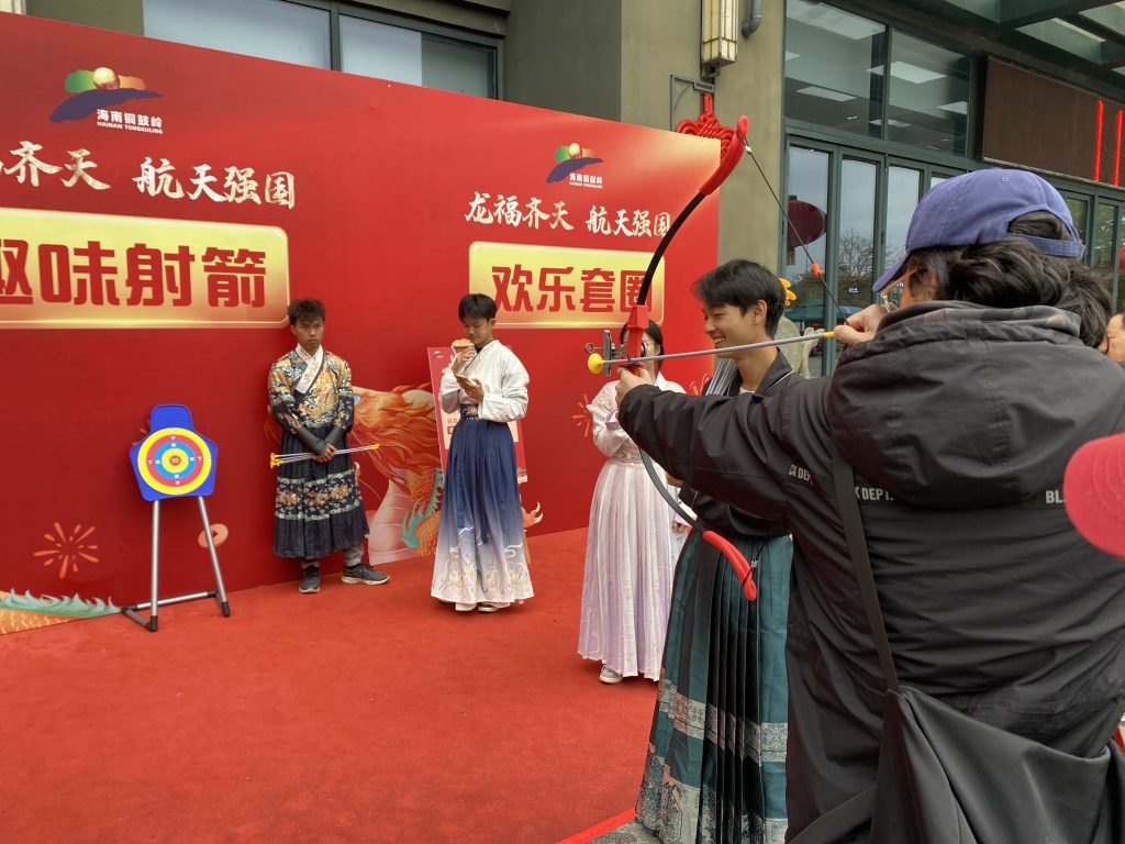 年初一，游客穿汉服赏美景过新年，铜鼓岭迎来开门红