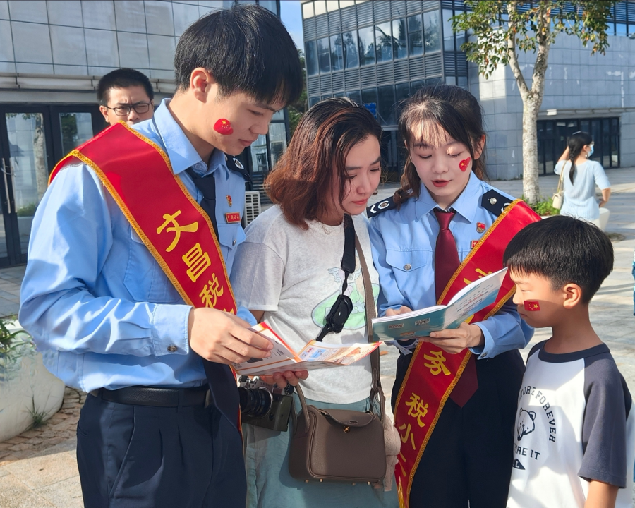 文昌税务开展“税宣链动航天梦 助力发射问苍穹”主题宣传活动