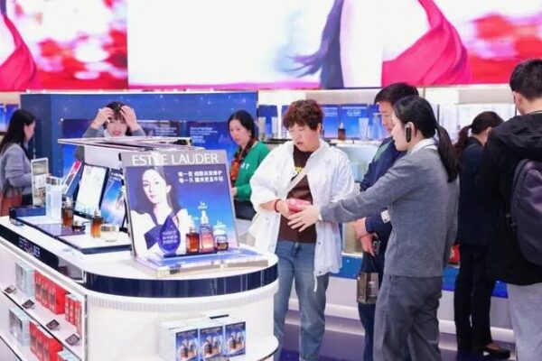 中免集团抢抓“五一”消费旺季，携海南门店奏响离岛免税激昂乐章