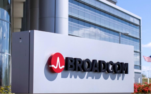 财报超预期、宣布拆股，“AI热门股”博通盘后大涨13% | 财报见闻