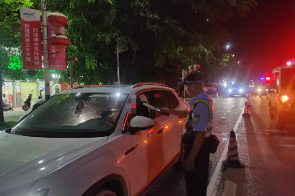 保亭交警严查酒驾，两人被顶格处罚