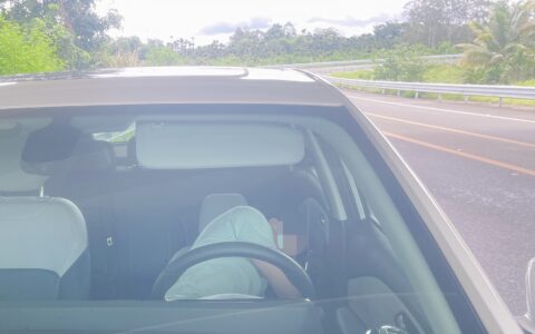 一男子高速匝道停车睡觉，保亭交警送上“叫醒服务”