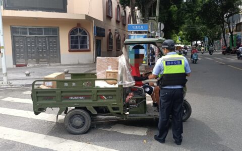 筑牢交通安全防线 保亭公安交警约谈外卖快递企业负责人