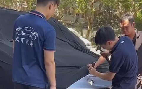 极狐自燃，厂家来了盖车衣、撬车标，还反穿衣服，其他车企咋处理的？