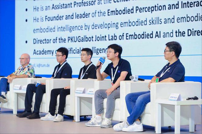 波士顿动力创始人对话国内四大AI机器人CEO：“人形机器人是炫耀而非生产力”