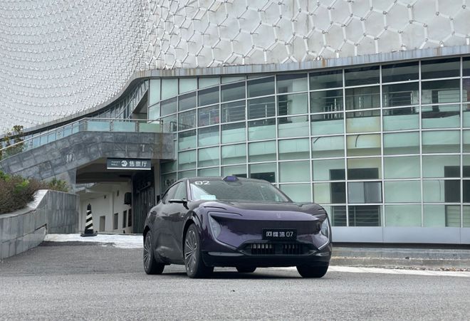 7.99万就能提车的Model Y，还顶得住新势力的围攻吗