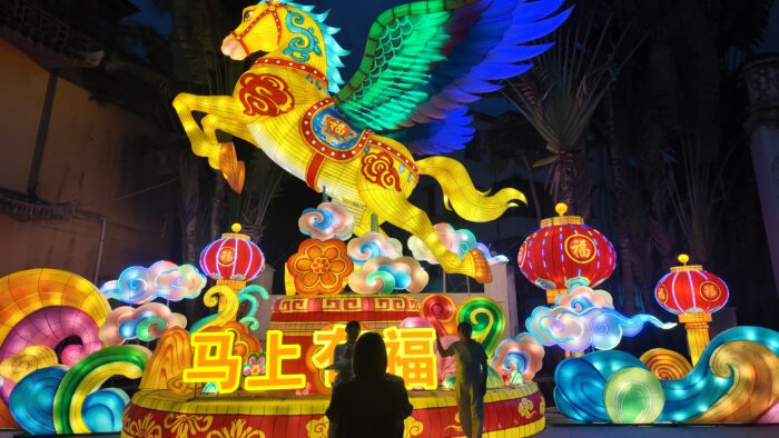 七仙奇梦不夜城盛大试营业，开启黎苗神话沉浸之旅