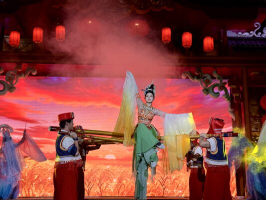 七仙奇梦不夜城盛大试营业，开启黎苗神话沉浸之旅